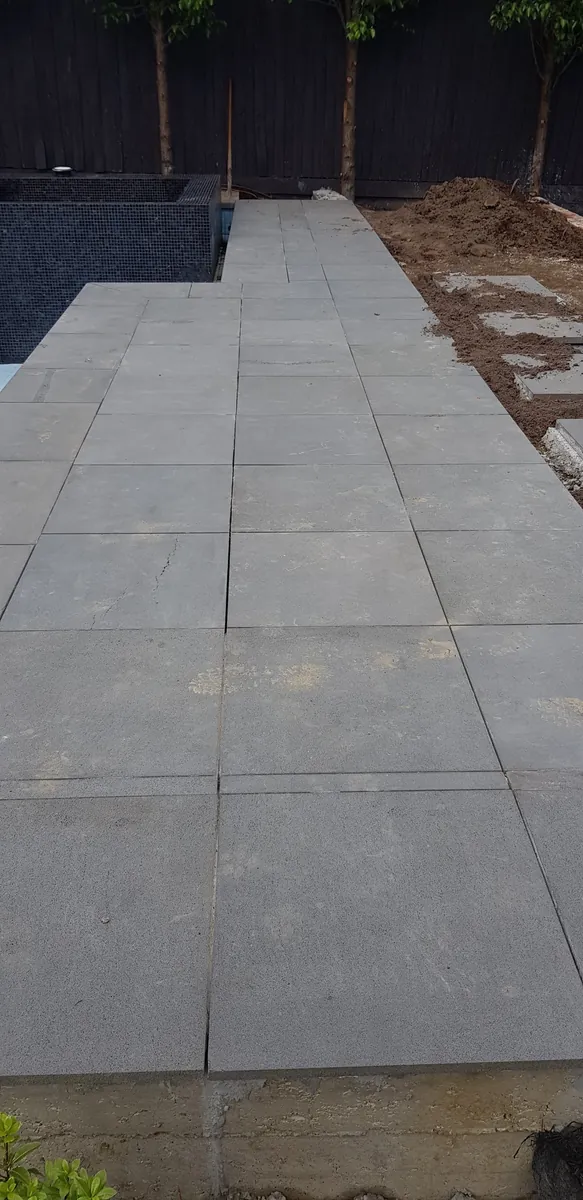 Large-format paving and steps along a pool edge