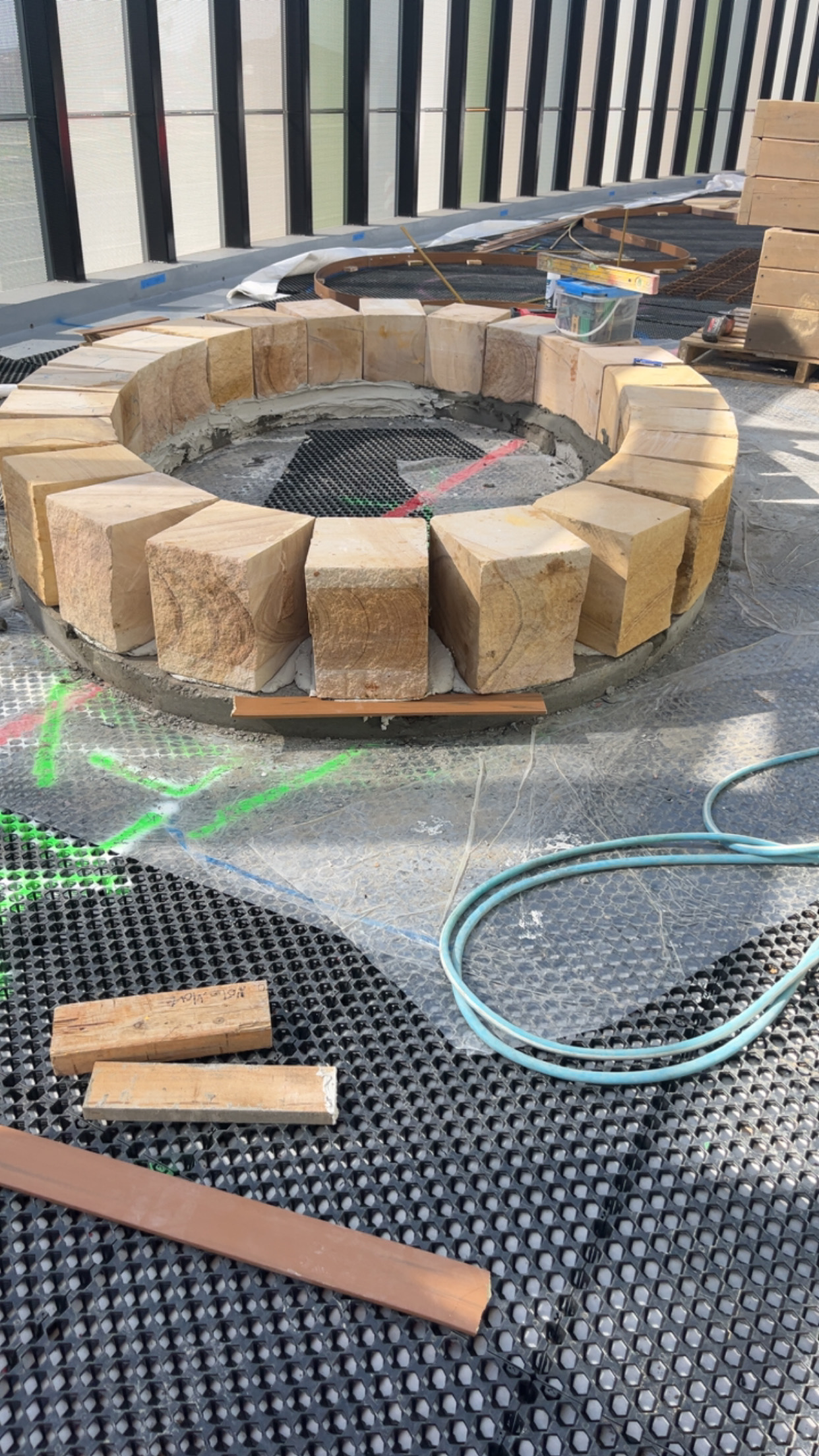 Construction of a stone feature with circular layout